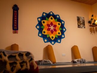 Yoga gibt Energie, reduziert Stress und lindert Schmerzen. Es stärkt die Muskeln, verbindet Körperkoodination mit dem Atem und führt zu einer tiefen Entspannung.